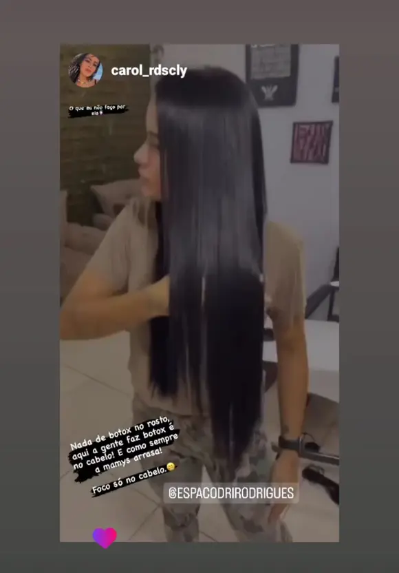 Cliente mostra resultado de cabelo no Espaço Manas