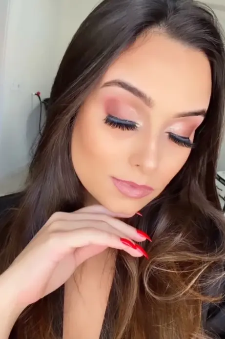 Maquiagem delicada em cliente