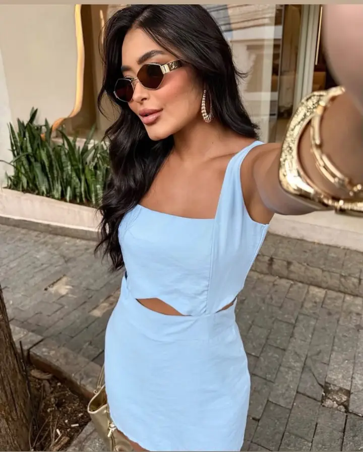 Conjunto azul-claro feminino
